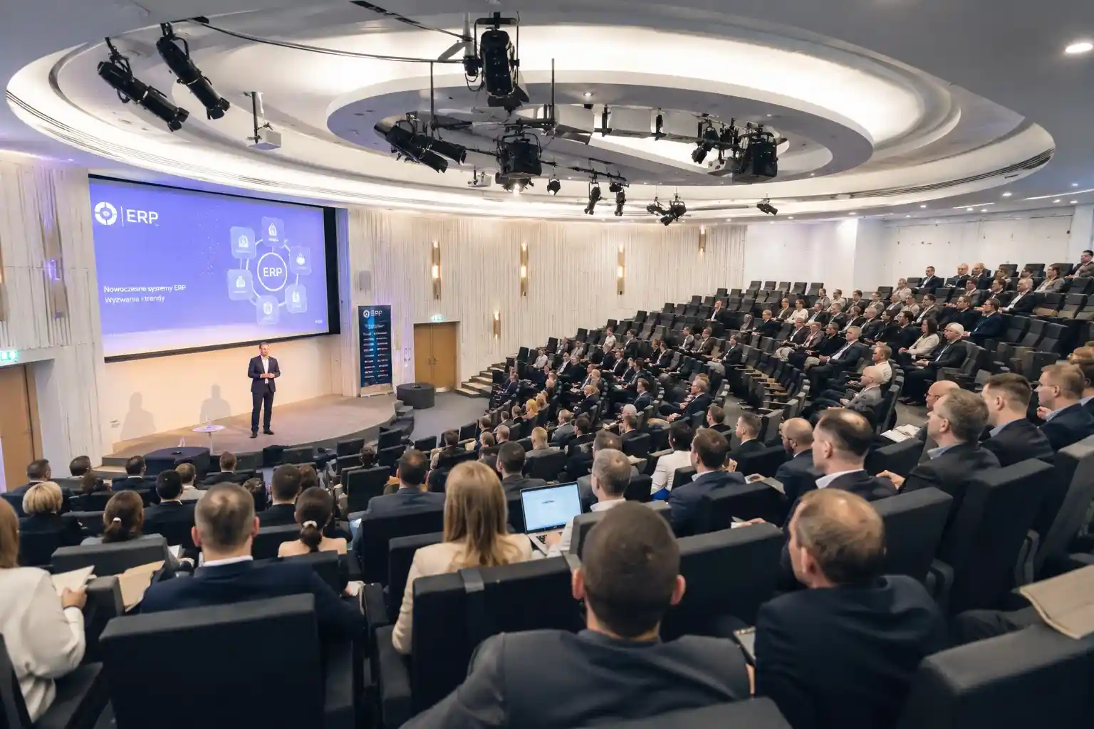 Nowoczesna jasna hala konferencyjna wydarzenie kongres o erp rozwiązaniach