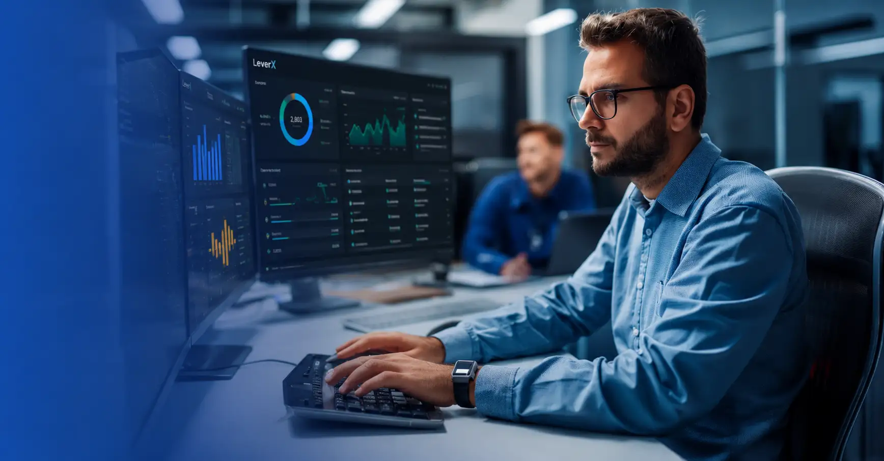 SAP konsultant monitorujący systemy przedsiębiorstwa na nowoczesnych pulpitach, pracujący w zaawansowanym technologicznie środowisku biurowym z wykorzystaniem nowoczesnych narzędzi analityki cyfrowej i automatyzacji.